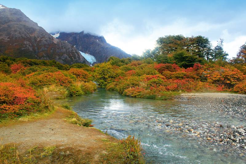 hk_c_流水與秋意，還有遠處的山巒與冰川。感覺像錯置時空的日本庭園。.jpg