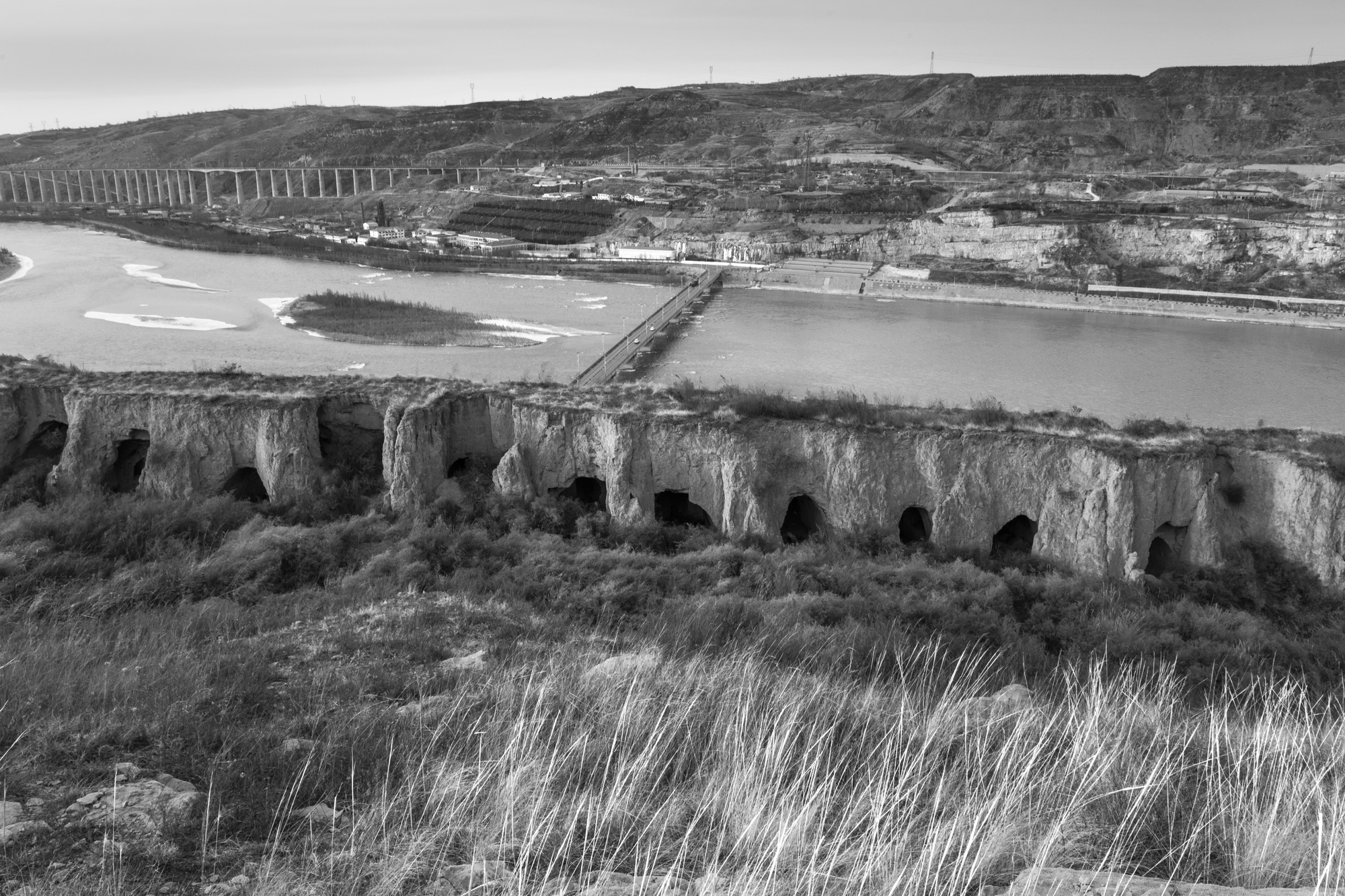 咫尺之距的长城与草木之中,历史与现实密不可分,千年鸿沟却又无法跨越