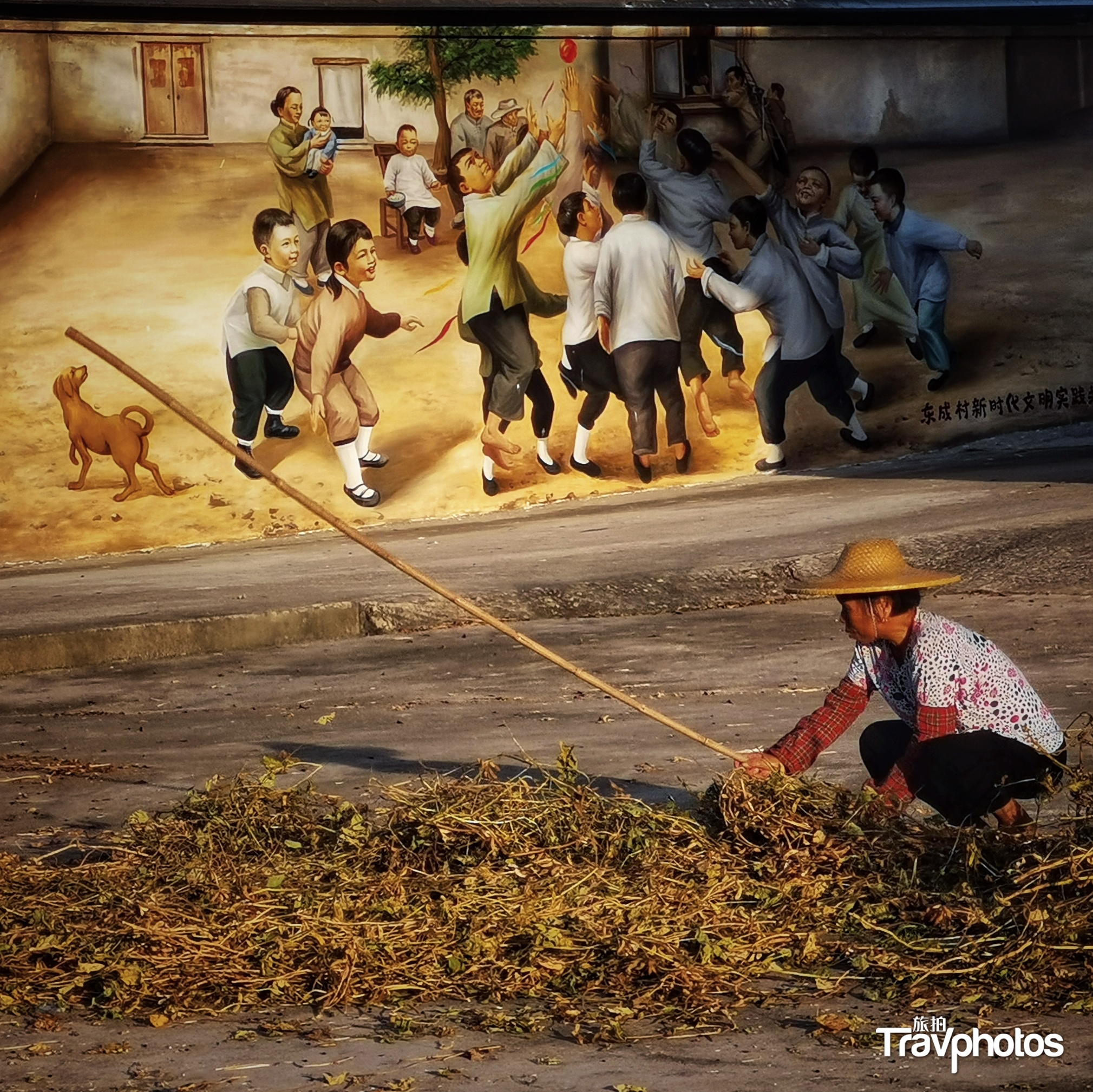 hk_c_鄉村的故事 農婦在壁畫前打豆的有趣錯位 梁志東.jpeg