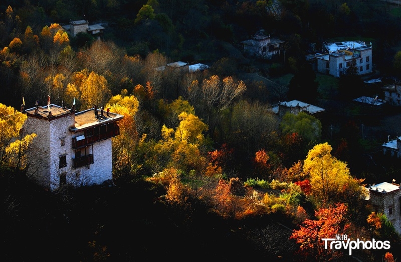 hk_c_四川甘孜州丹巴縣中路藏寨，一到秋天美麗的像進入了童話世界，美景與美人，使你流連往返。張小平.jpg