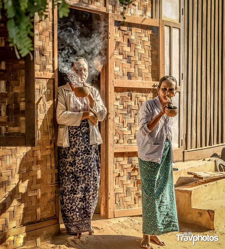 hk_c_緬甸蒲甘小村裡的老婦享受吸煙之樂，祈願國家的政治動蕩不要影響村民鄉親老少的安樂。溪邊攝.jpg
