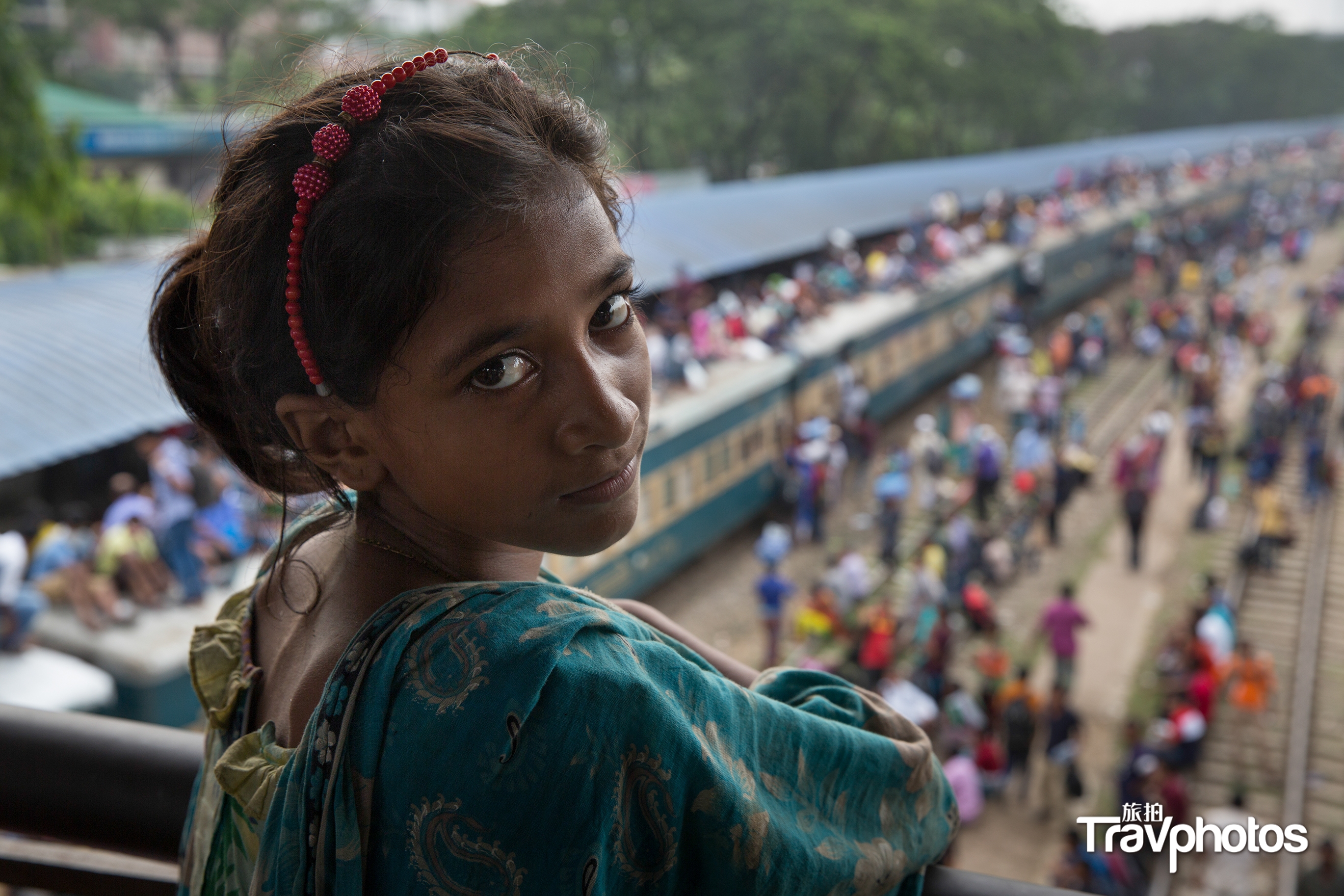 hk_c_《目光》 陸鑒平 +孟加拉國2018年6月開齋節前夕，孟加拉國首都達卡火車站天橋。一位女孩衣衫襤縷，瘦骨嶙峋，目光中卻滿是善良與溫柔。這幅照片主次分明，取捨合理，把人文關懷引入開齋節運輸，引發觀者惻隱之心，讓人過目難忘。.jpg