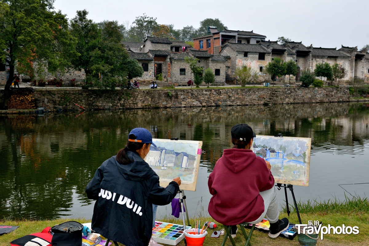 hk_c_朱福俊《畫出家鄉的美》在河南新縣有個300多年歷史的古鎮叫丁李灣，有兩美女正在描繪自己的家鄉美.jpg