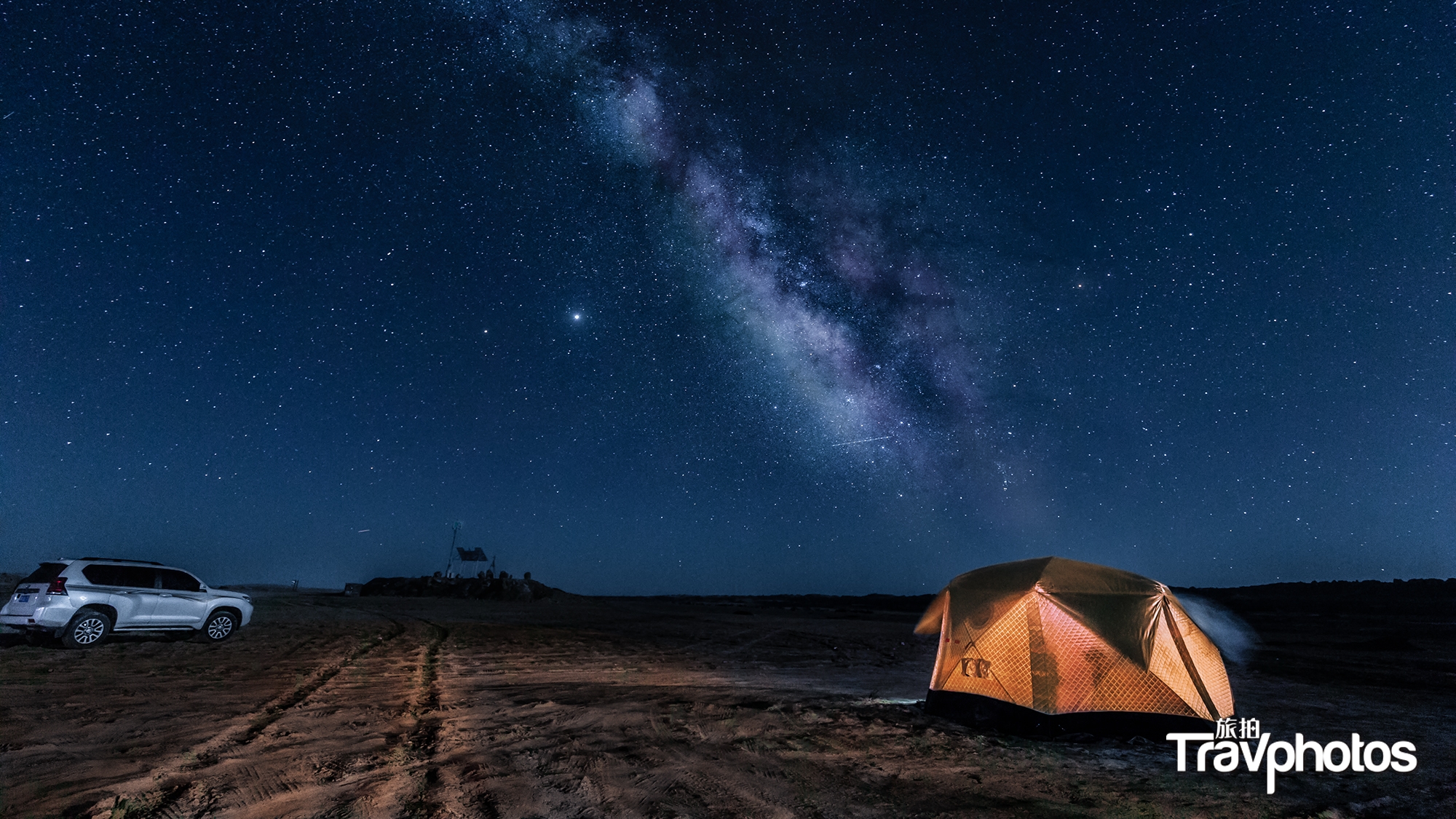 hk_c_《璀璨銀河》+王曉莉+2020年7月，青海俄博梁，夜晚我們驅車到渺無人煙的俄博梁雅丹區，計劃以俄博梁雅丹為前景拍攝星空銀河，11點多鍾，沙漠起了風，領隊考慮大家的安全，決定放棄沙漠中的拍攝，無奈回到居住的火星基地。以室外帳篷和汽車為前景，拍了這張壯美的星空銀河。.jpg