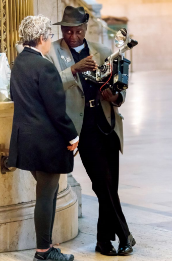 hk_c_用老式相機拍照的攝像師在跟 解海龍.png