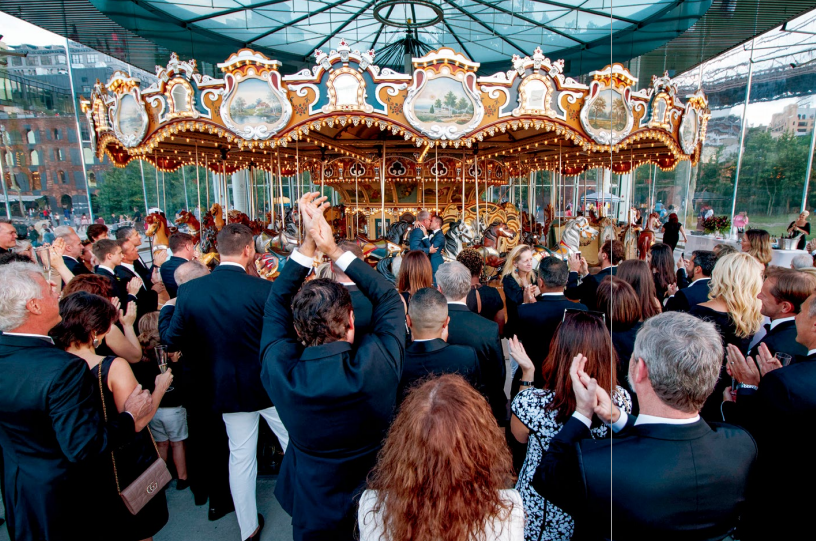hk_c_夢幻的旋轉木馬前的結婚儀式 劉陽.png