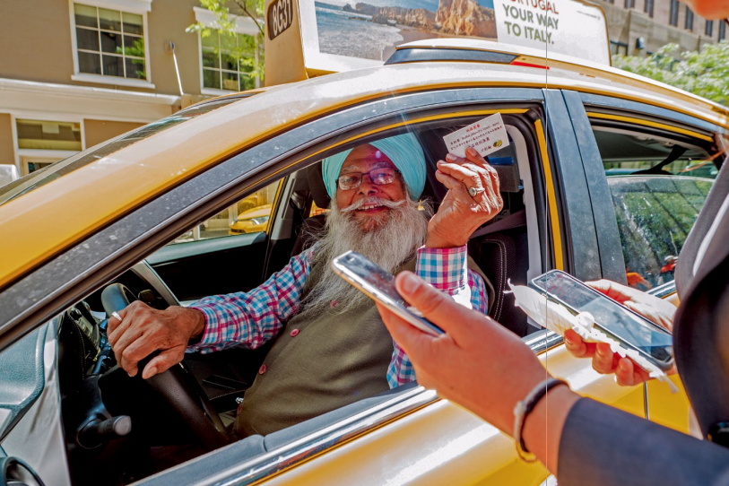 hk_c_外國計程車司機提供中文名片招攬顧客 賀延光.png