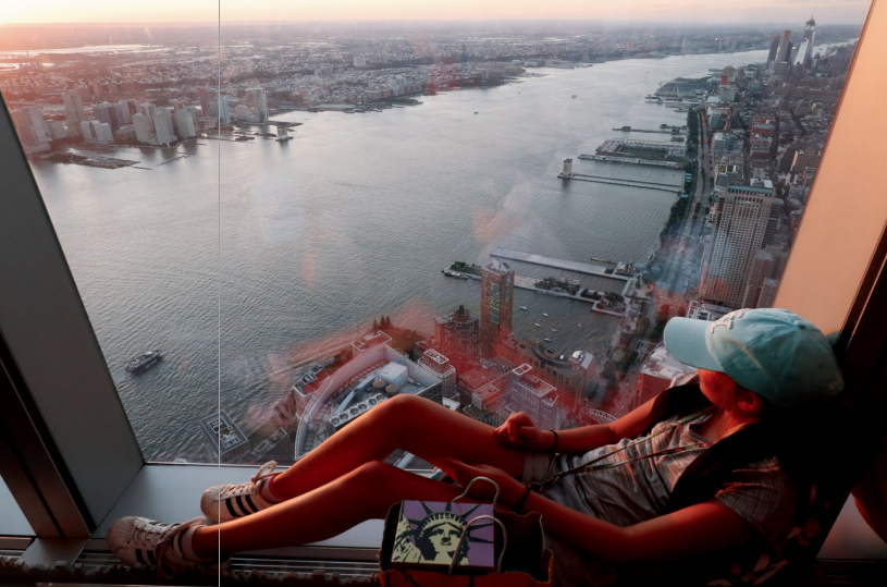 hk_c_新世貿頂上坐等夕陽 王苗.png