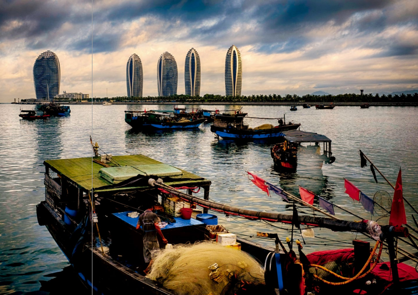 hk_c_攝影 —— 王富春，傳統的漁船與現代的建築交相輝映.png