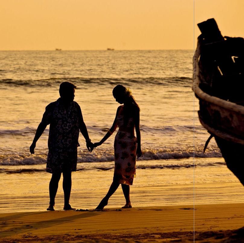 hk_c_攝影 —— 王富春 一對戀人在三亞海邊牽手漫步.png