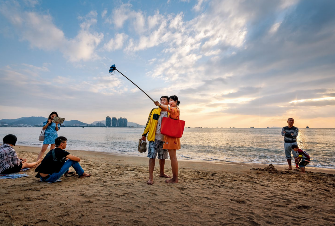 hk_c_攝影 —— 劉陽4三亞海邊自拍的遊客.png