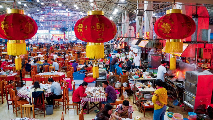 hk_c_攝影 —— 徐晉燕， 三亞的海鮮排擋人流湧動.png