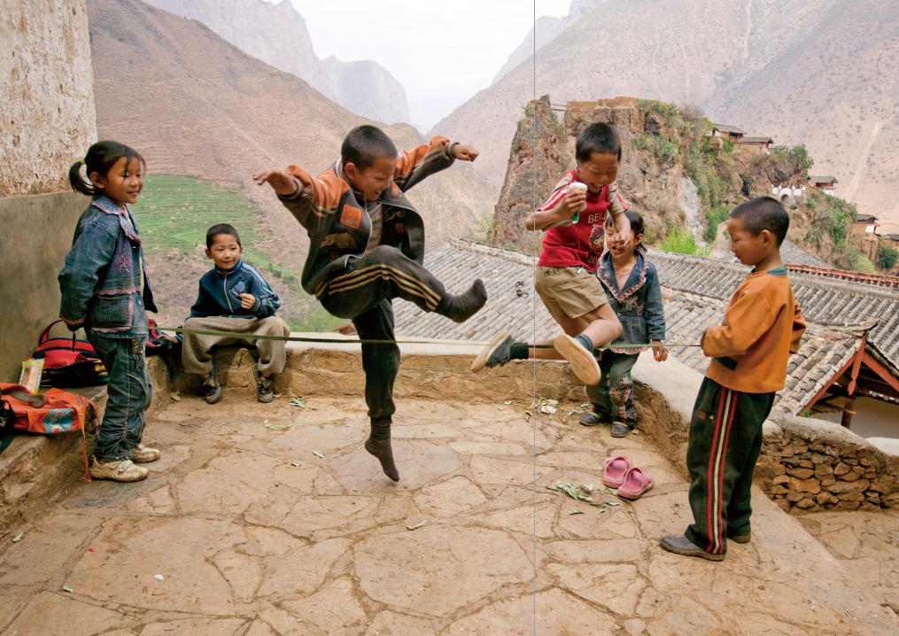hk_c_石頭寨的孩子玩得正歡 。錢捍攝.png