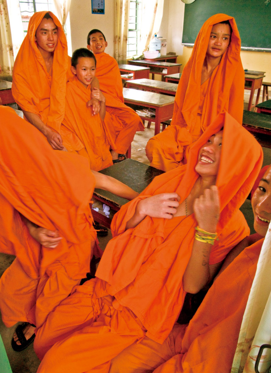 hk_c_每一個傣族男孩子在人生裡必須有一段時間進入寺廟學習傣文和佛經，沒有進過寺廟學佛的男孩不能算成熟 王文瀾攝.png