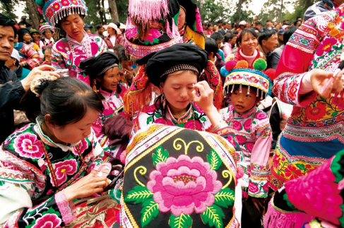 hk_c_楚雄彝族插花節上盛裝的婦女 黃子明.png