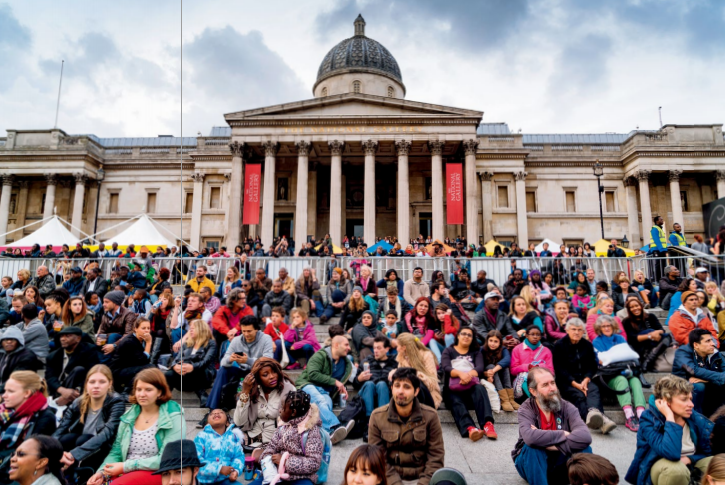 hk_c_英國國家美術館前，坐滿休息的人們 劉偉雄.png