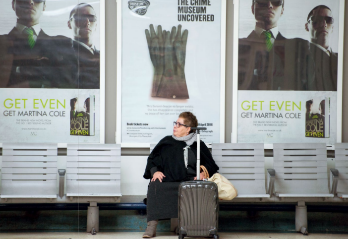 hk_c_在倫敦某個火車站等車的婦人 於志新.png