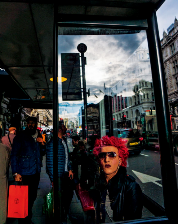 hk_c_倫敦一般給人的印象是紳士的，但細看之下不難發現許多年輕人渴望掙脫傳統，他們戴着大耳環，理着龐克頭，在街上特立獨行 姜建.png