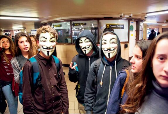 hk_c_倫敦地鐵站內戴 V 怪客面具的男子 劉偉雄.jpg