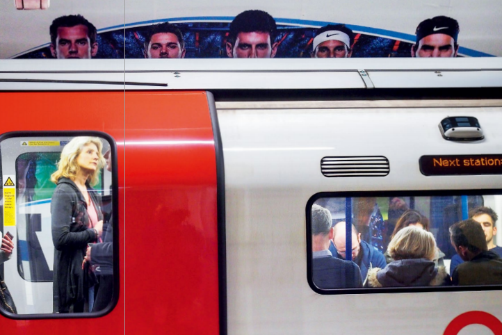 hk_c_倫敦地鐵上的乘客與地鐵車站的廣告畫人物 李舸.png