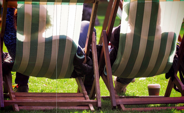 hk_c_聖詹姆斯公園，曬日光浴的人們 李舸.png