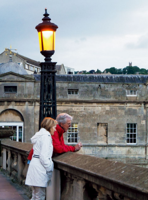 hk_c_巴斯小鎮站在橋上的夫婦 王苗.png