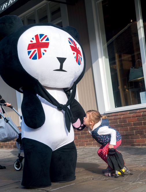 hk_c_比斯特購物村，和卡通人偶玩耍的小女孩 王苗.png