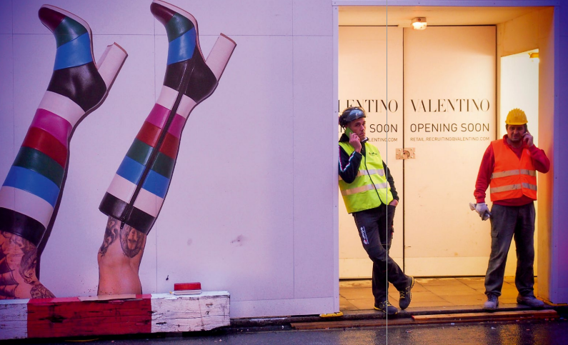 hk_c_忙裡偷閒也離不開手機 李舸.png