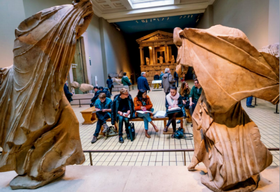 hk_c_大英博物館，坐在椅子上休息的人們 劉偉雄.png