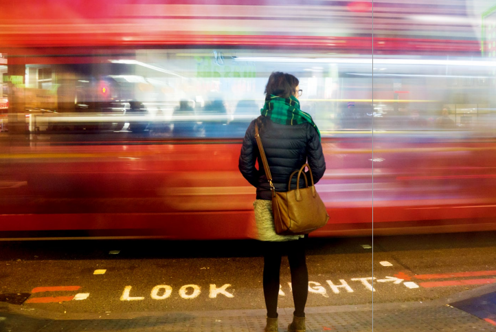 hk_c_行駛的巴士，等待的路人 姜建.png