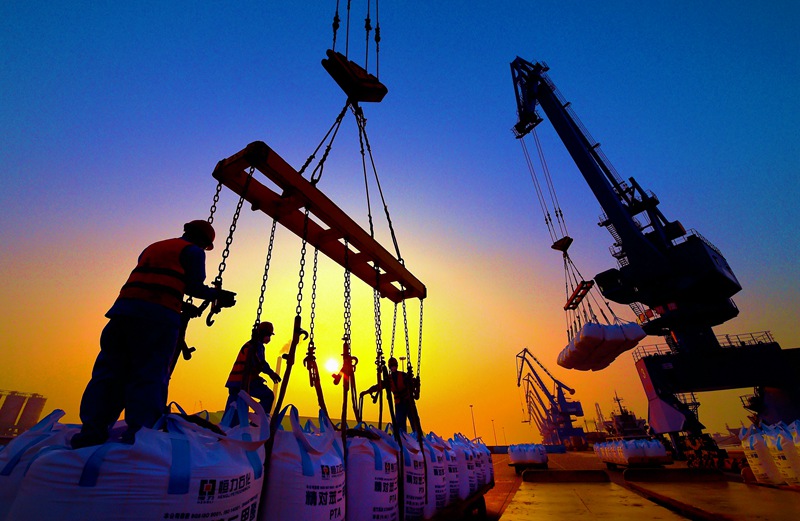 hk_c_繁忙的工地 大連長興島港口 姚國才.jpg