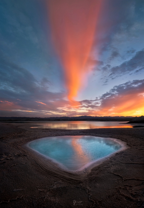 hk_c_2020年8月拍攝於青海翡翠湖，日落時分，頭頂的火燒雲猶如一條彩色綢緞，漂浮過清澈的翡翠鹽坑。影葉（王一凱）.jpg