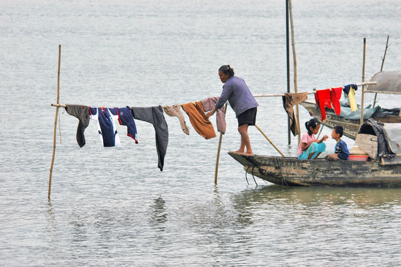 hk_c_大塘漁民的衣食住行都在小漁船上，就是晾晒衣服，也在河面上進行。.jpg