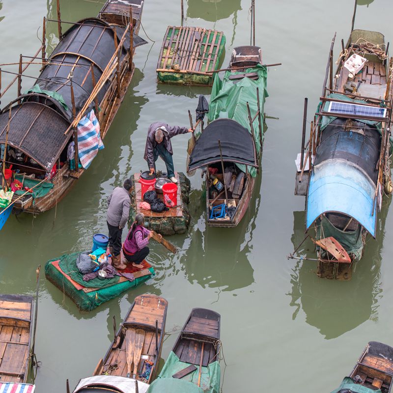hk_c_塑料泡沫闆拼湊成的“小舢闆”是當地魚民往來魚船與河灘的特殊交通工具.jpg