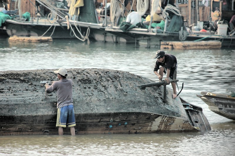 hk_c_小修小補的漁船會直接在河面上架高來進行，不再上岸處理。.jpg