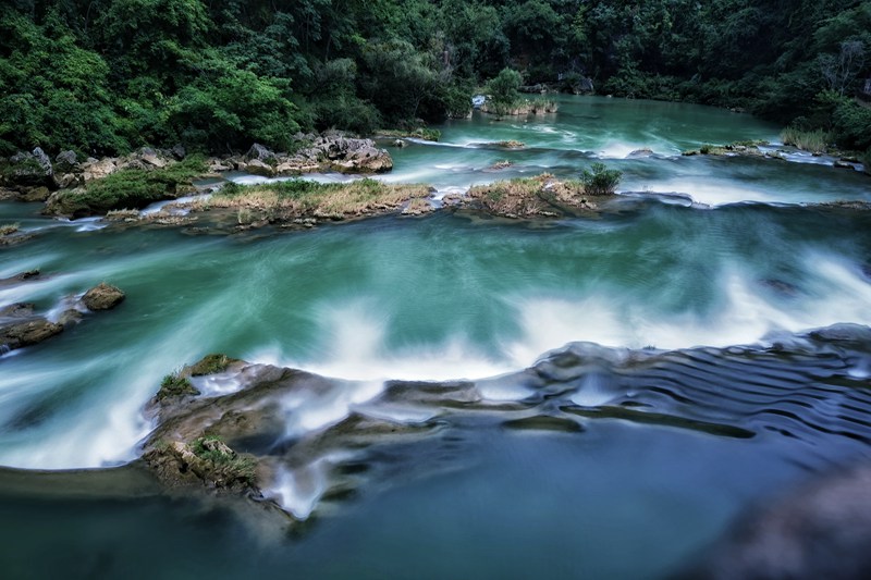 hk_c_黃果樹瀑布下遊的碧水彷彿是自然界天然的綠色寶石。 金佩輝.jpg