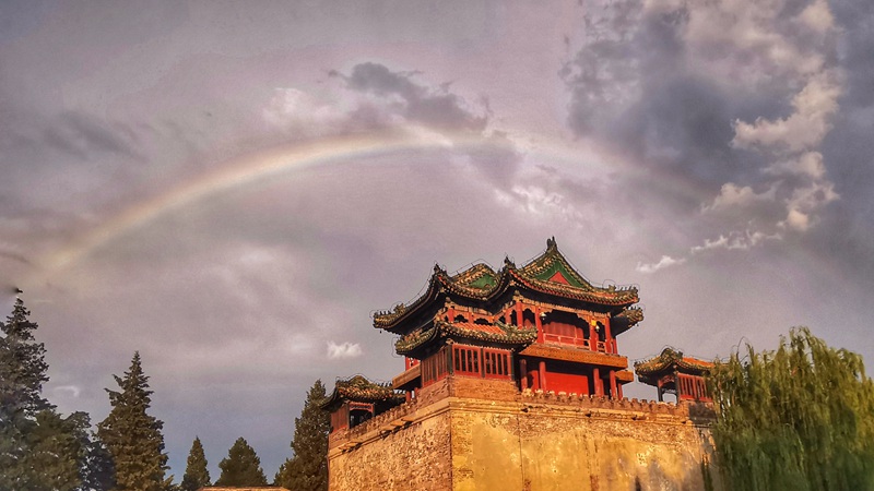 hk_c_一場突如其來的雷雨後，頤和園文昌閣上空出現了一道迷人的彩虹，彷彿把遊人帶入一個童話世界。郭永林（GYL）.jpg