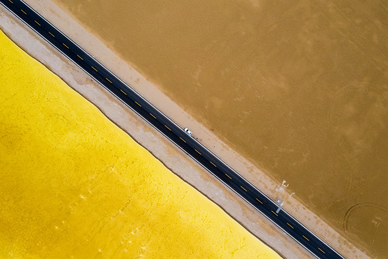 hk_c_俯瞰察爾汗鹽湖的萬丈鹽橋，色彩繽紛。吳先勇.jpg