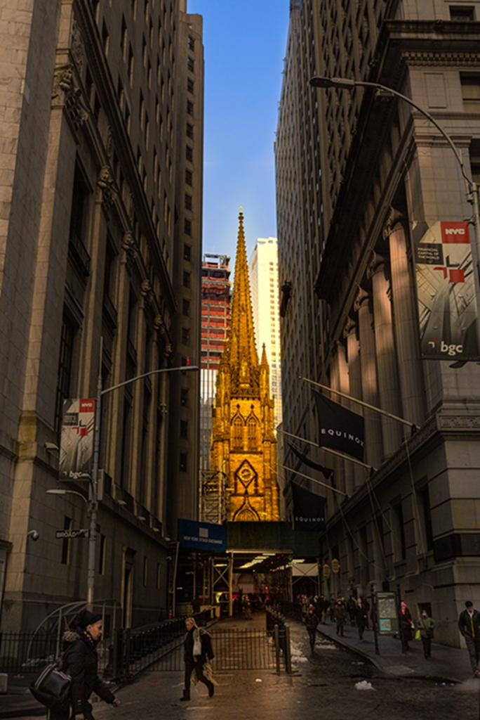 hk_c_夾縫裡的祈禱 美國紐約華爾街一教堂，在狹窄的街道邊上，迎接着擁擠的祈禱者。 賈林.jpg