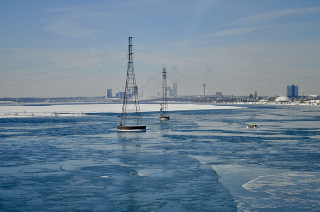 hk_c_冰雪交融 攝於紐約海港。一場大雪過後，近岸處海面上的冰在下層水流衝擊下，發出冰裂與衝擊聲，遠處深海雪覆蓋在海面冰上，航標依然堅守陣地。 好心情.jpg