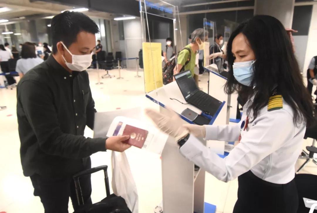 hk_c_11月1日凌晨0點左右，素萬那普機場迎來開國首批外國旅客，他們是從日本出發的旅客。泰國頭條新聞.jpg