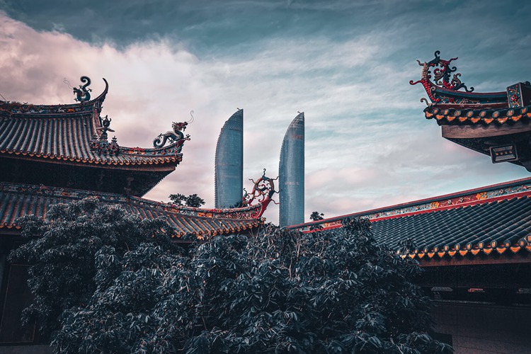 hk_c_交相輝映  攝於夏門市。寺廟的角與現代的建築交相輝映，十分和諧。 餘興龍.jpg