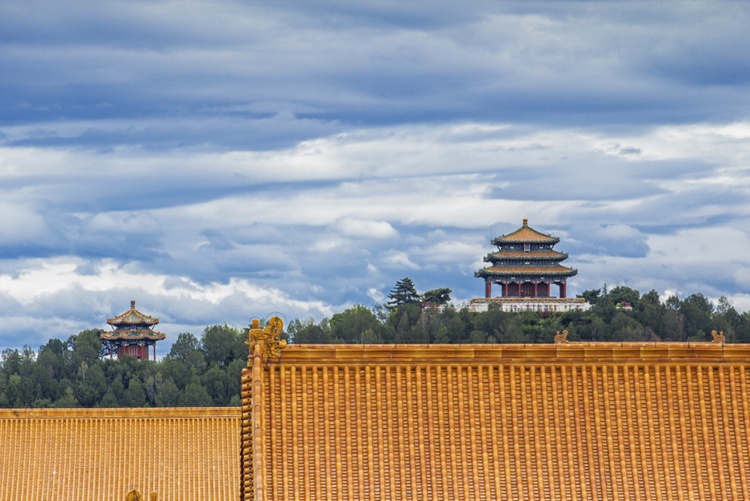 hk_c_紫禁城是中國明清兩代的皇家宮殿，舊稱紫禁城，位於北京中軸線的中心。北京故宮以三大殿為中心，佔地面積約72萬平方米，建築面積約15萬平方米，有大小宮殿七十多座，房屋九千餘間。是世界上現存規模最大、保存最為完整的木質結構古建築之一，1961年被列為第一批全國重點文物保護單位，1987年被列為世界文化遺產。圖為午門遠眺景山萬春亭。程國棟.jpg