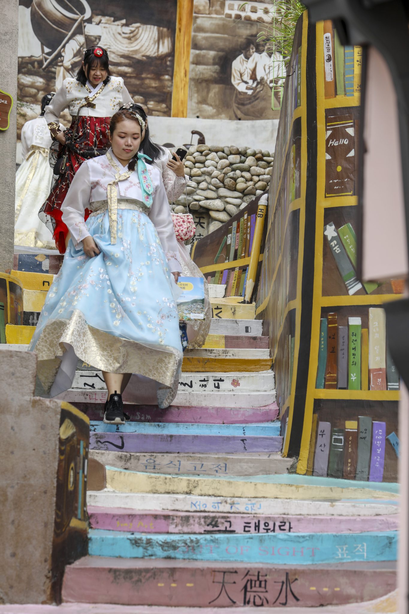 hk_c_穿着韓服的旅客也很努力地爬樓梯，感受釜山人的生活.jpg