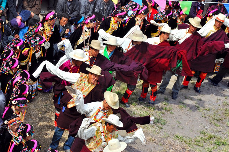 hk_c_鍋 庄 舞  川西藏族人跳鍋莊舞慶祝節日 吉久利.jpg